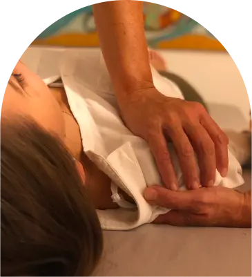 Massage épaule pendant une séance de Bodhypnosis